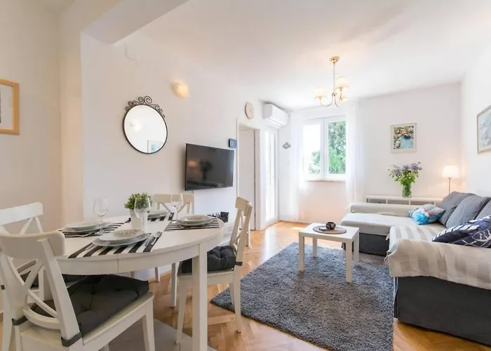 Flora Three Bedroom Apartment Near Beach