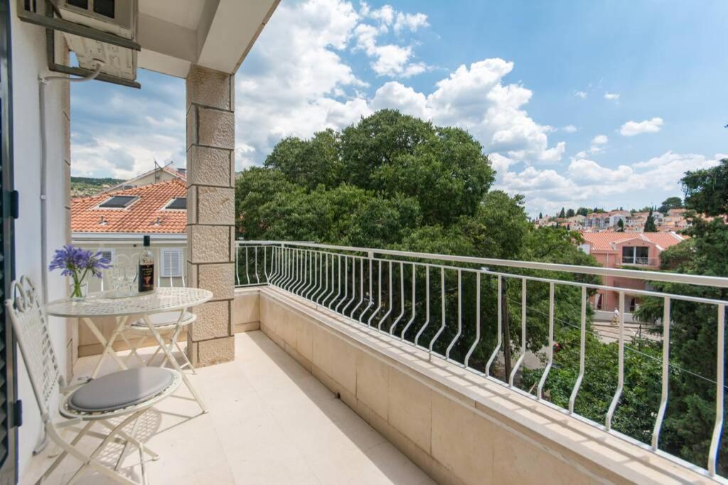 Flora Three Bedroom Near Apartment