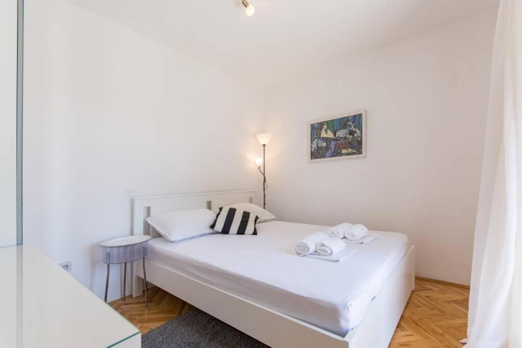 Flora Three Bedroom Near Apartment *