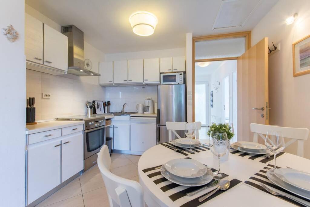 Flora Three Bedroom Near