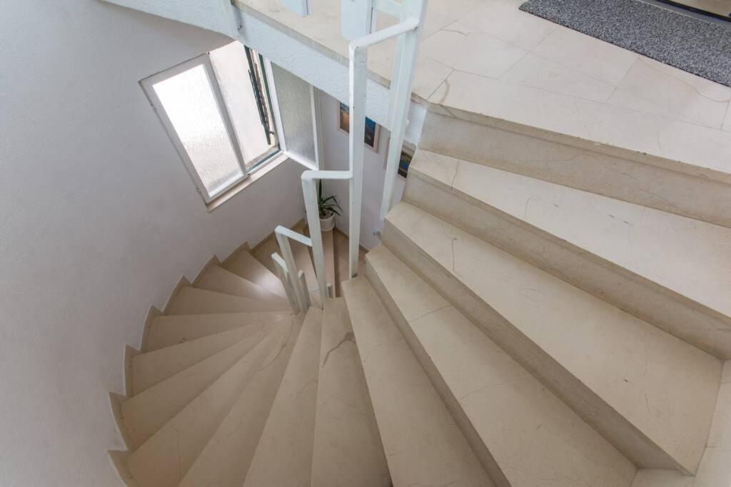 Flora Three Bedroom Near Apartment *