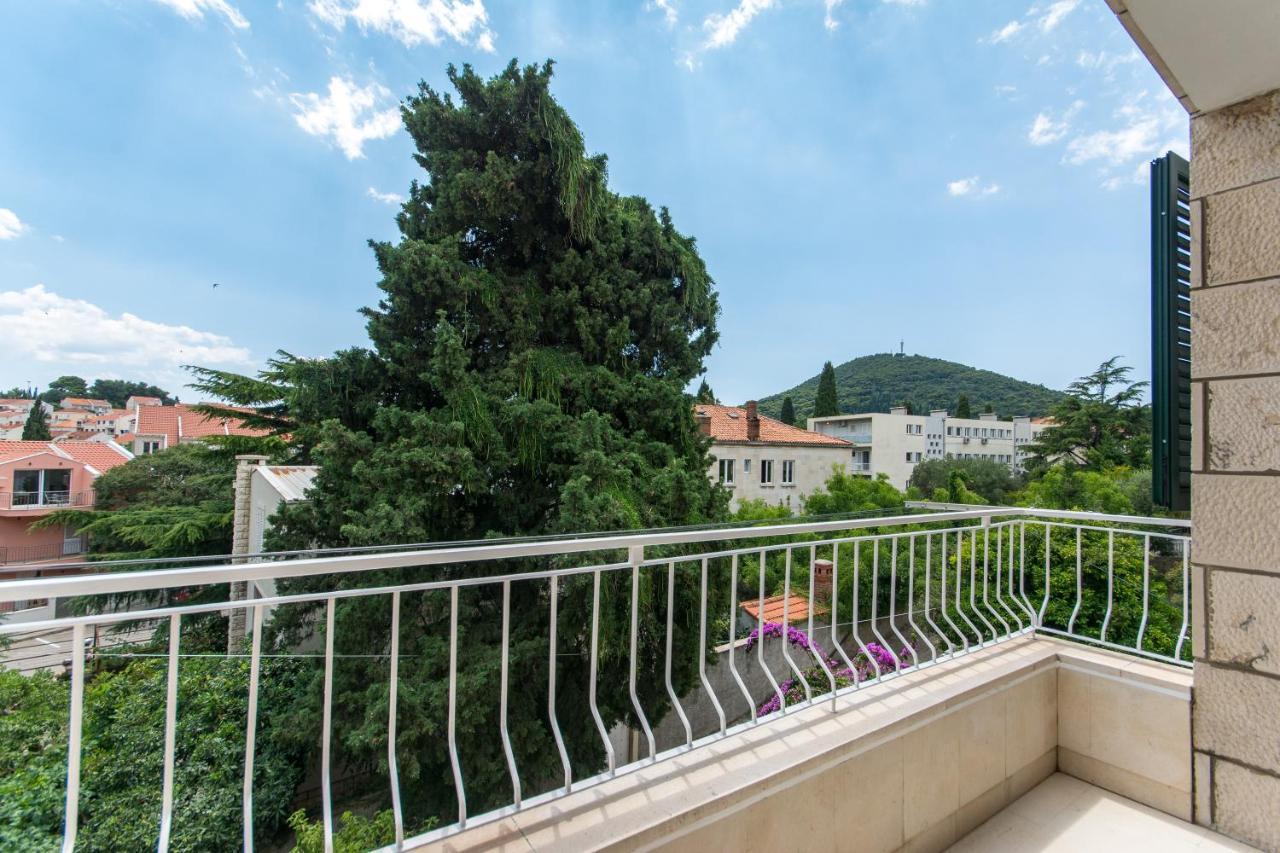 Flora Three Bedroom Near