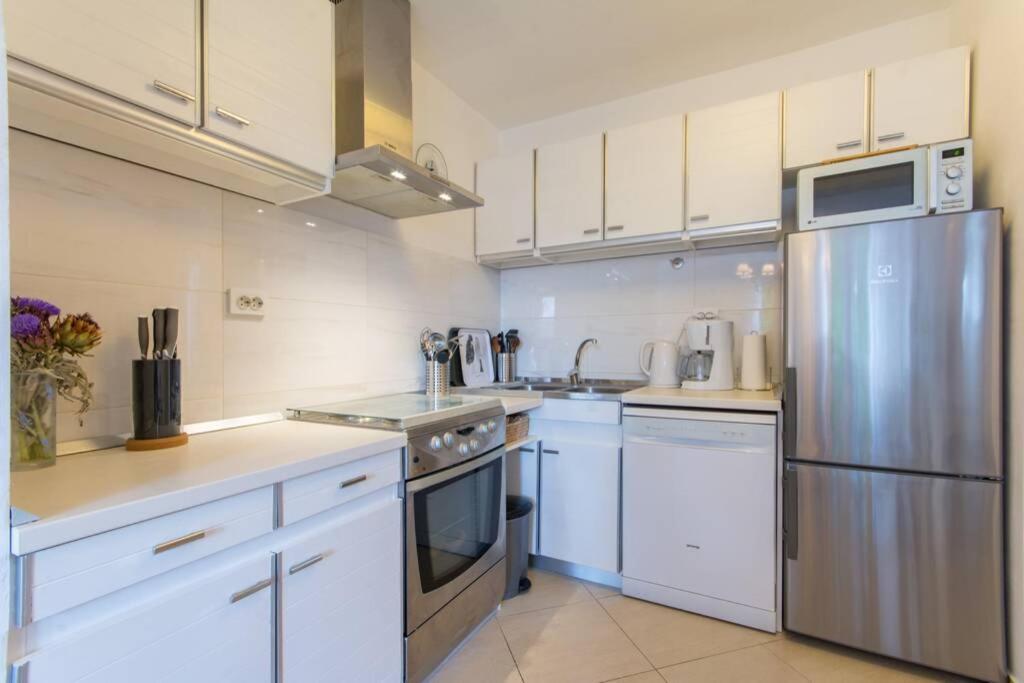 Flora Three Bedroom Near